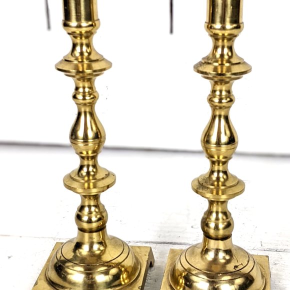 Vintage brass distressed / tarnished pillar spindle candlesticks - Picture 4 of 10